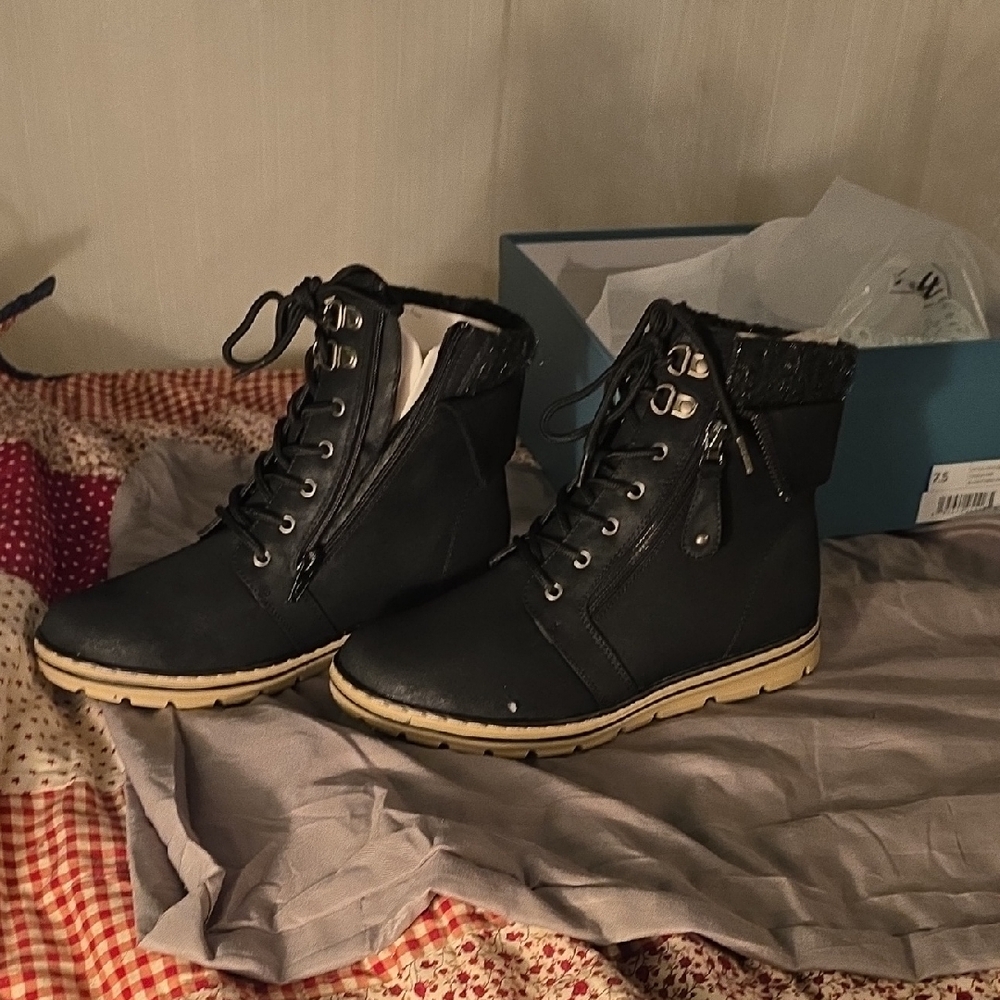 Cliffs by White Mountain Women's Black and Tan Lace-Up Boots - Picture 8 of 8